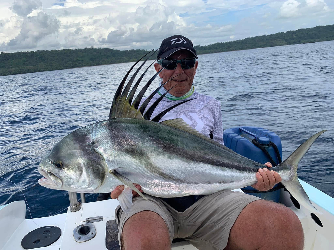 Stor roosterfish fångad under fiskeresa i Costa Rica