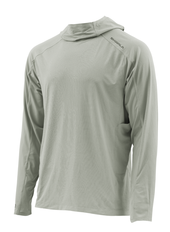Skwala Fishing Sol Defense Hoody i ljusgrått, långärmad med UPF-skydd. Perfekt för flugfiske och resor. Sitka-logga på axeln.