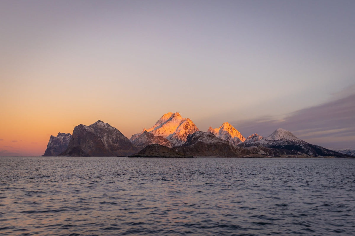 Fjäll och kustlandskap runt Nappstraumen i Lofoten
