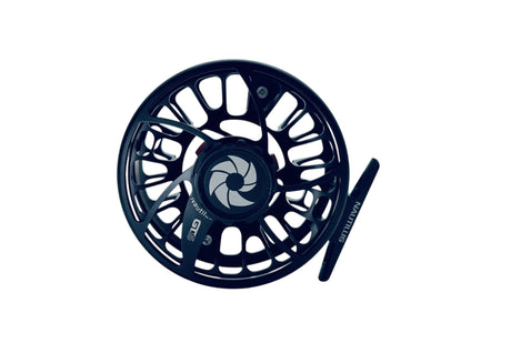 Svart GTS Reel flugfiskerulle från Nautilus med lätt spole, perfekt för sportfiske och fiskeresor, mot vit bakgrund.