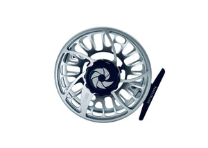 Silver GTS-flugfiskerulle med svart centrum, Nautilus-märkt spak, lätt spole och kolfiberbroms på vit bakgrund.