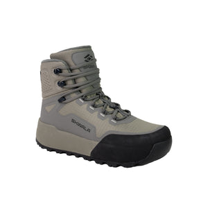 Skwala Fishing Carbon Boot i grått och svart med Vibram-sula, hög ankel, meshpaneler och SKWALA-logga, perfekt för fiskare.