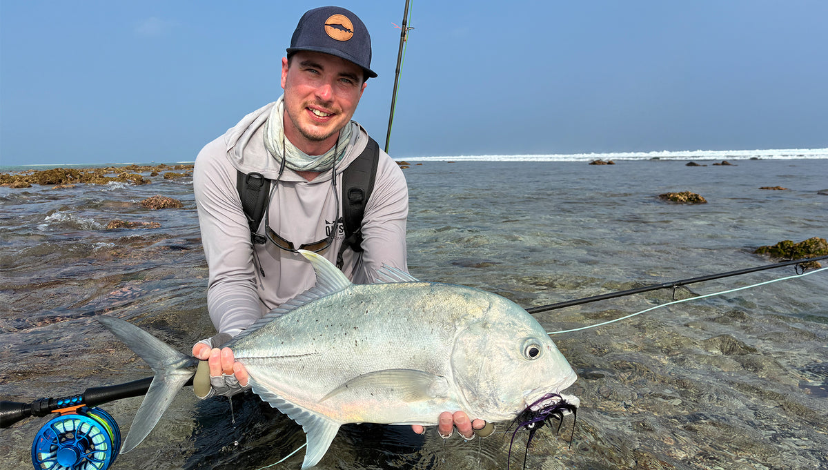 John Kärki fiskar Giant Trevally på fluga i Maldiverna