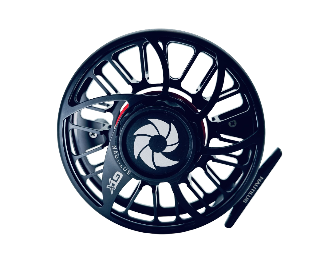 Närbild på svart GTX-fiskerulle med öppen ekerdesign, vit logotyp och Pentadrag-bromsystem för effektiv fiskekontroll.