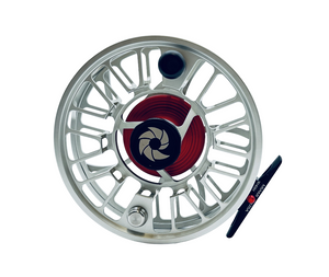 GTX Reel - silver flugfiskerulle med öppen design, röd spole och svart vev. Pentadrag-system från Nautilus Reels.