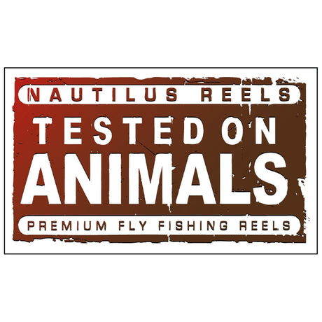 Nautilus Testet On Animals-klistermärken med vit och röd text på brun bakgrund - perfekt för ditt fiskeäventyr.