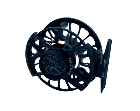 Nautilus X flugfiskerulle i svart med öppen ram och logotyp, lättviktsrulle med tätat bromssystem för effektivt fiske.