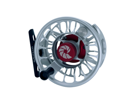 Nautilus X flugfiskerulle i silver och rött med svart handtag, sluten broms och lätt design. Perfekt för fiskeäventyr.