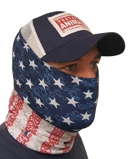 Person med Nautilus Navy Trucker-keps och amerikansk flaggmask, redo för fiskeäventyr och resor.