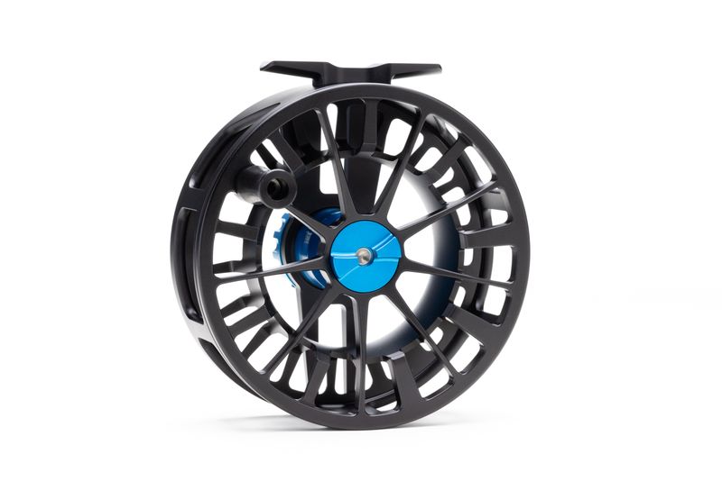 Centerfire 12 HD-rulle med svart ram, blå mitt, stor spole, vattentätt bromssystem. Perfekt för laxfiske i Atlanten.